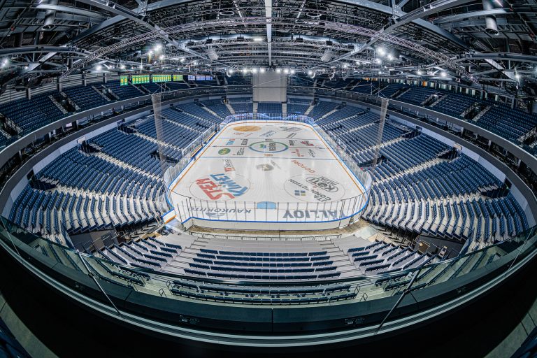 Jääkiekon MM-kisoja seurataan kotimaisista katsomoista