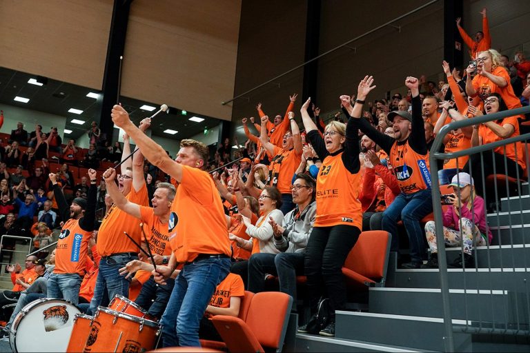 Piiroinen katsomo – IKH Areena